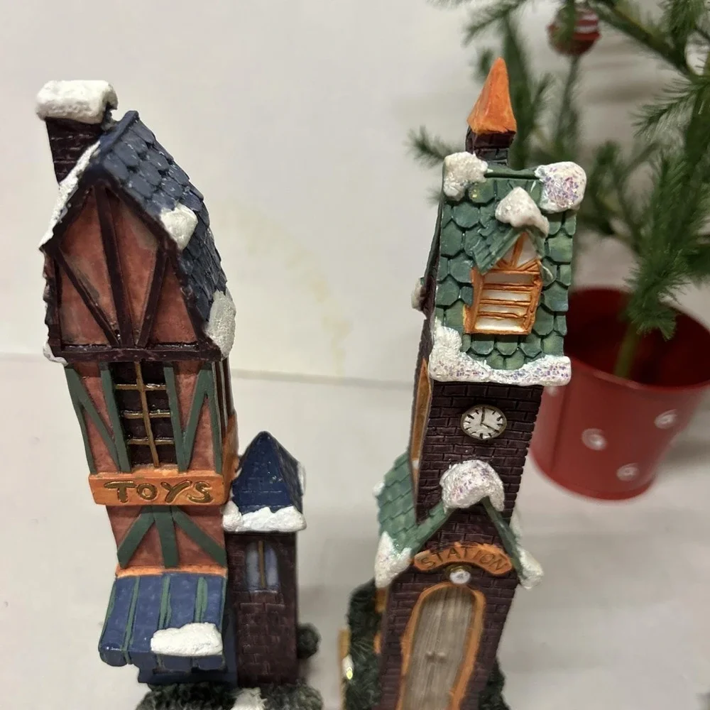 Christmas Village 4 Pieces, Two Pencil Houses, Two Elves, Resin,‎  Display